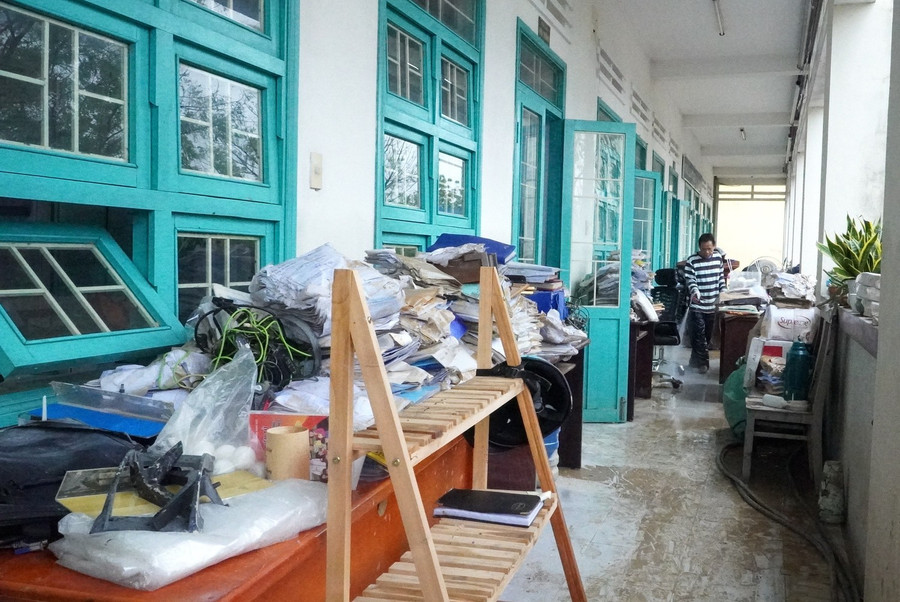 Trường THCS Nhơn Bình (Quy Nhơn Đông, tỉnh Gia Lai) ngổn ngang sau bão lũ. Ảnh: Trúc Hân. 7.jpg