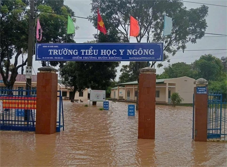 Điểm trường buôn Krông thuộc Trường Tiểu học Y Ngông (xã Dur KMăl, Đắk Lắk) ngập từ sáng 21/11. Ảnh: Thành Tâm 6.jpg