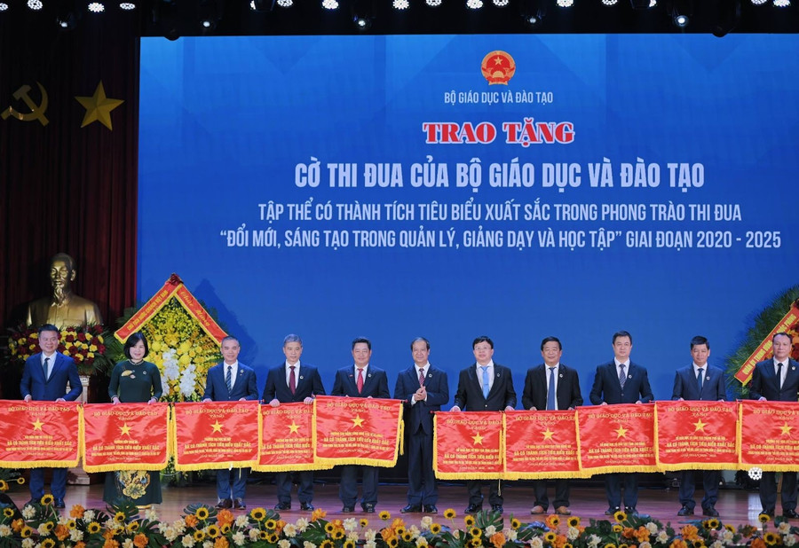 Bộ trưởng Nguyễn Kim Sơn trao cờ thi đua cho các tập thể có thành tích xuất sắc trong giáo dục và đào tạo giai đoạn 2020 - 2025.