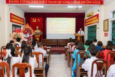 Đồng chí Nguyễn Tiến Dũng, Giám đốc Sở Giáo dục và Đào tạo thăm và chúc mừng Trường THPT B Nguyễn Huệ nhân dịp khai giảng năm học 2025-2026