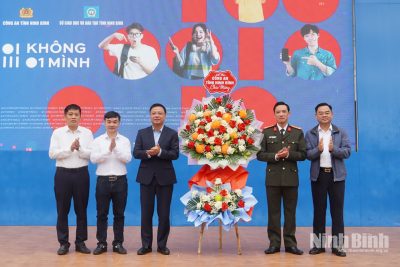 Chiến dịch “Không một mình” – “Cùng nhau an toàn trực tuyến” tại Trường THPT chuyên Lê Hồng Phong