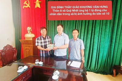 Gia đình thầy giáo Khương Văn Hưng ủng hộ nhân dân xã Quỹ Nhất khắc phục hậu quả bão số 10