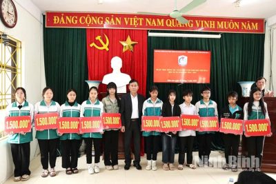 Dệt những ước mơ cho học sinh nghèo